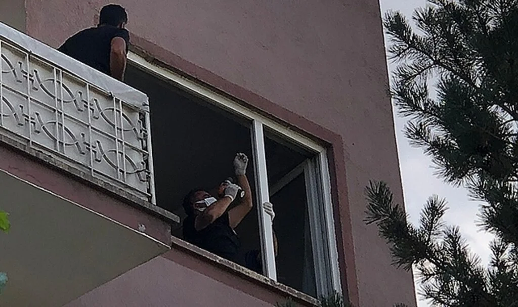 İtfaiye ve AFAD ekipleri cenazeyi evden çıkarabilmek için seferber oldu