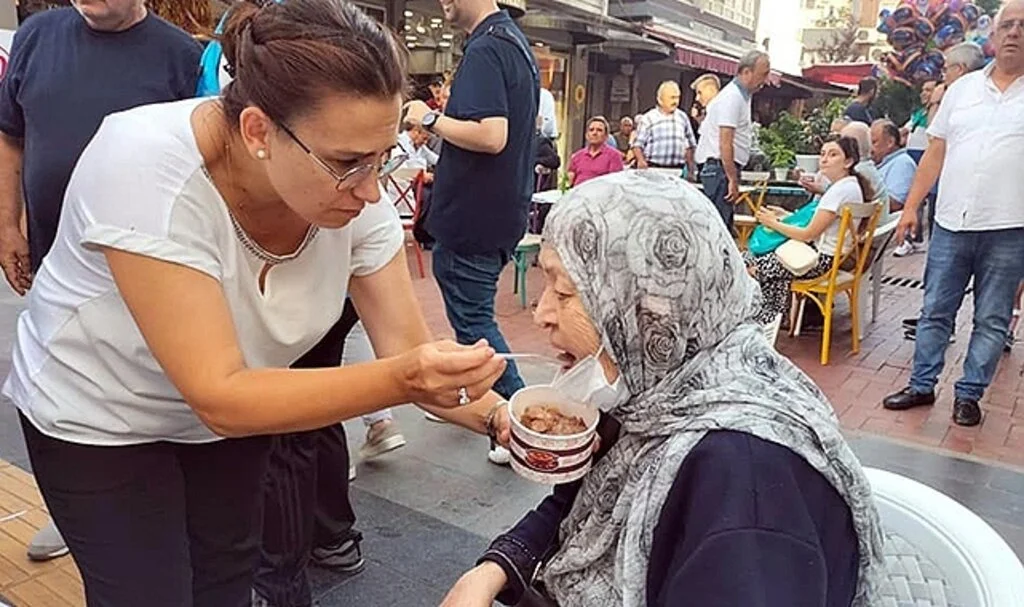 İYİ Parti'den aşure ikramı
