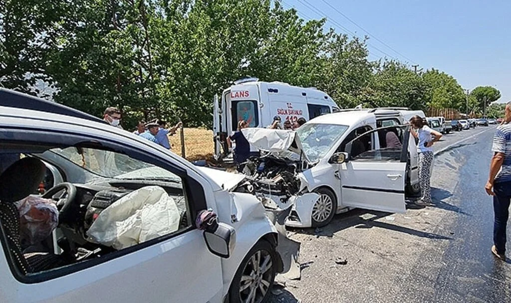 İzmir'deki kazada can pazarı: 1 ölü, 8 yaralı