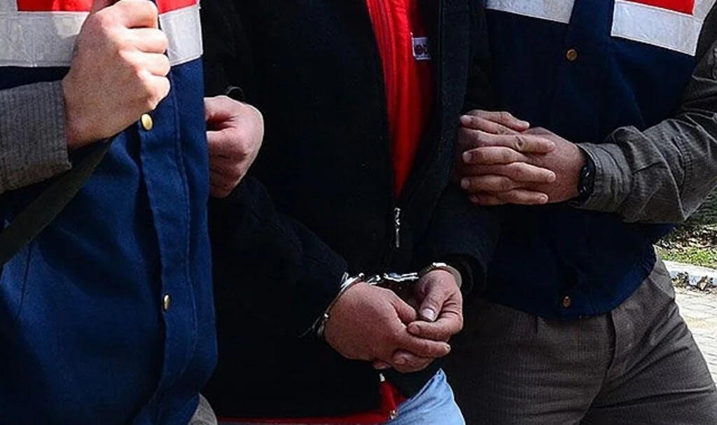 Jandarma 14 yıl hapis cezası bulunan firari şahsı yakaladı
