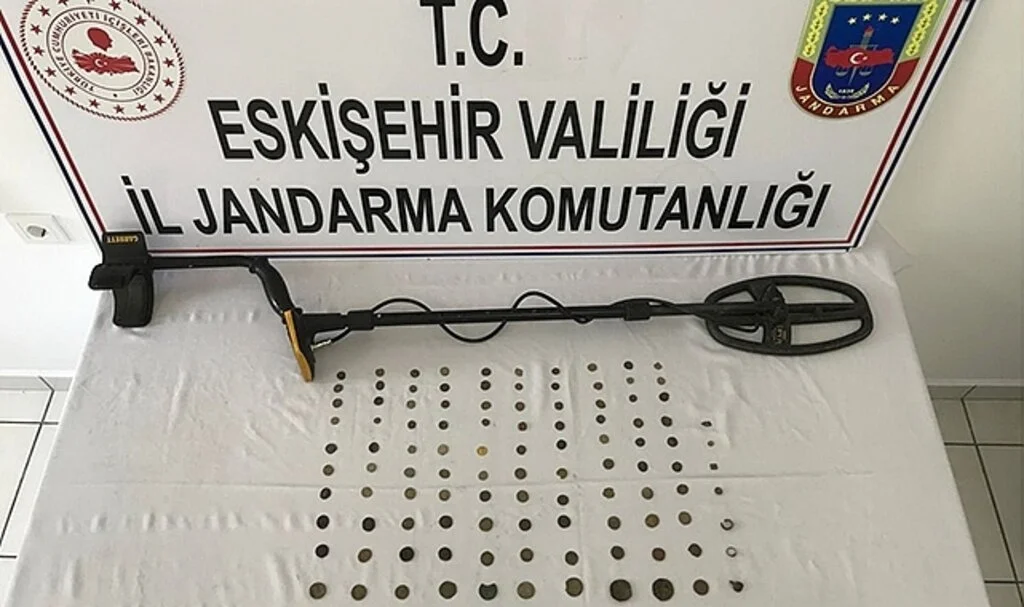 Jandarmanın yakaladığı definecinin üzerinden 107 sikke çıktı