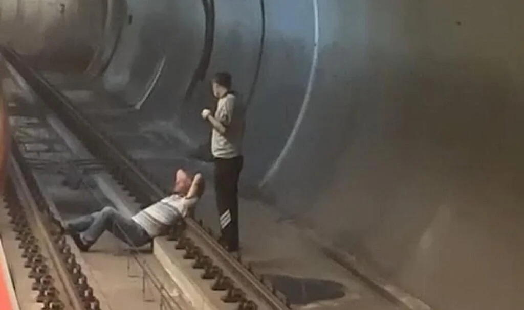 Kadıköy'de bir kişi metro raylarına uzandı