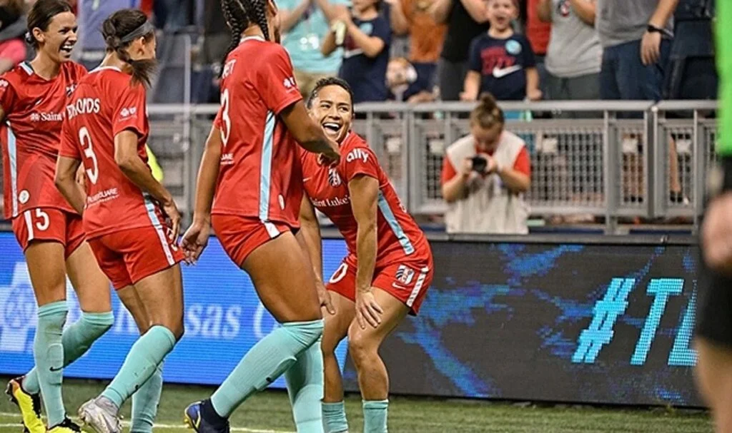 Kadın futbolcunun gol sevinci maça damga vurdu! Sahada twerk yaptı
