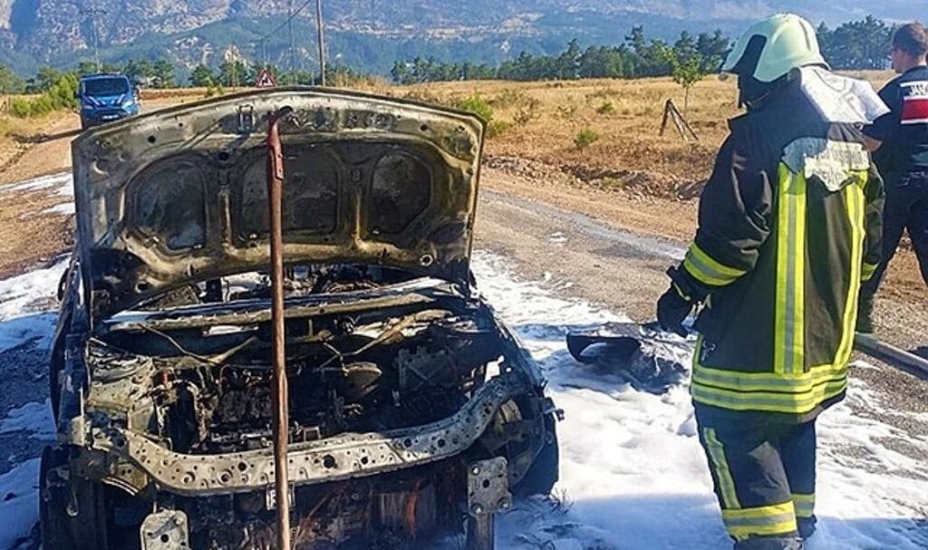 Kadın sürücü yanan araçtan son anda kurtuldu