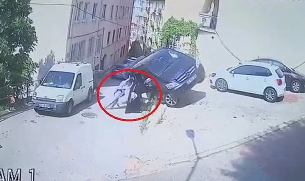 Kadının gücü...Park halindeyken hareket eden VIP minibüsü böyle tuttular