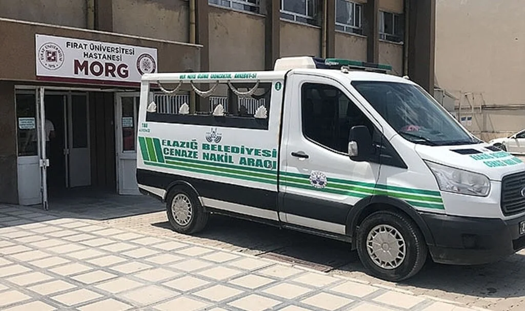 Kafasına cam düşen işçi hayatını kaybetti