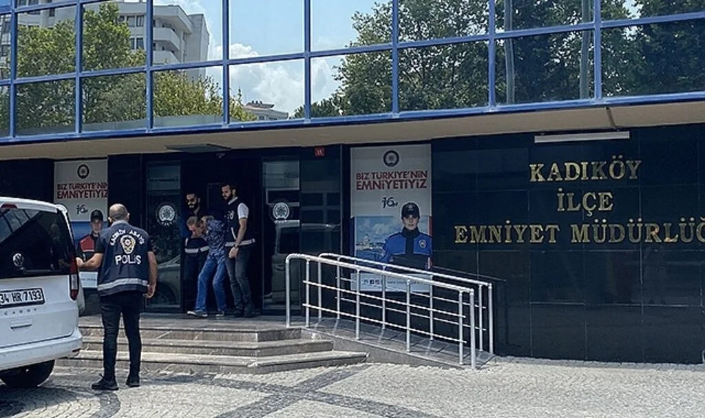 Kafede tartıştığı kadını silahla öldüren zanlı adliyeye sevk edildi