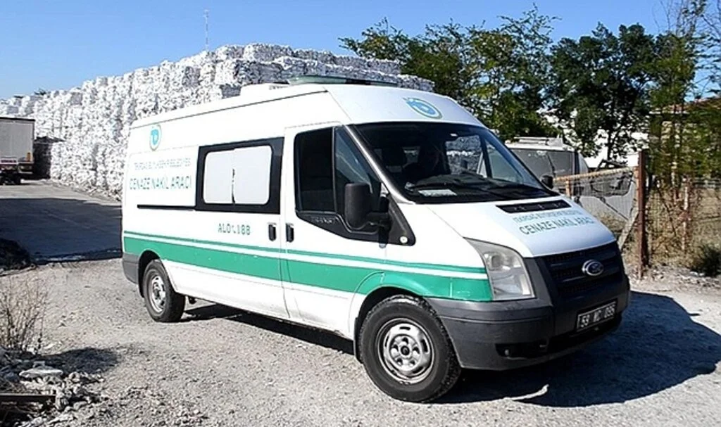 Kağıt balyaların arasında sıkışmış erkek cesedi bulundu