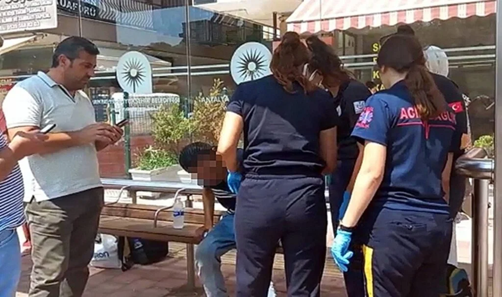 Kalçasından bıçaklandığını otobüs durağında oturunca fark etti