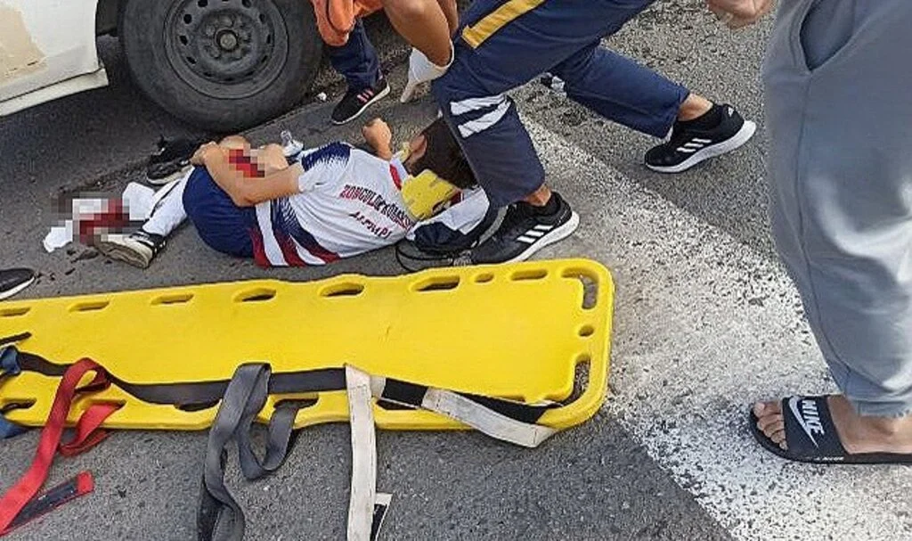 Kaldırımdan yürüyen çocuğun ayağının üzerinden otomobil geçti