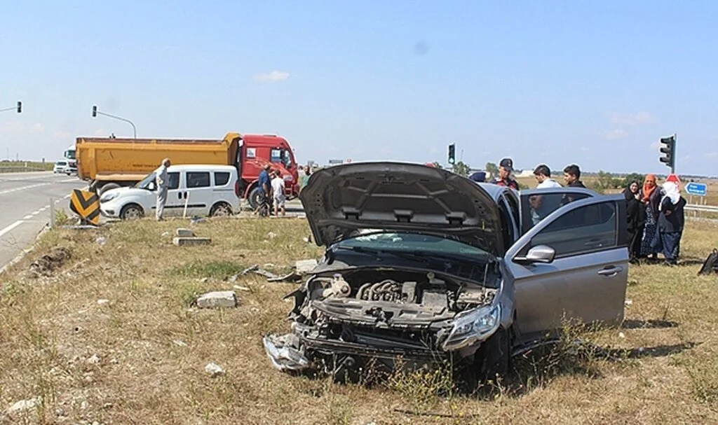 Kamyon ile otomobil çarpıştı: 2’si ağır 6 yaralı