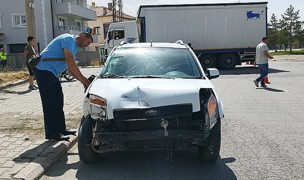 Kamyon ile otomobil çarpıştı: 2 yaralı