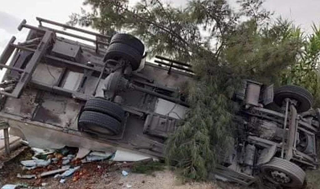 Kamyon ile tur otobüsü çarpıştı: 1 ölü, 6 yaralı