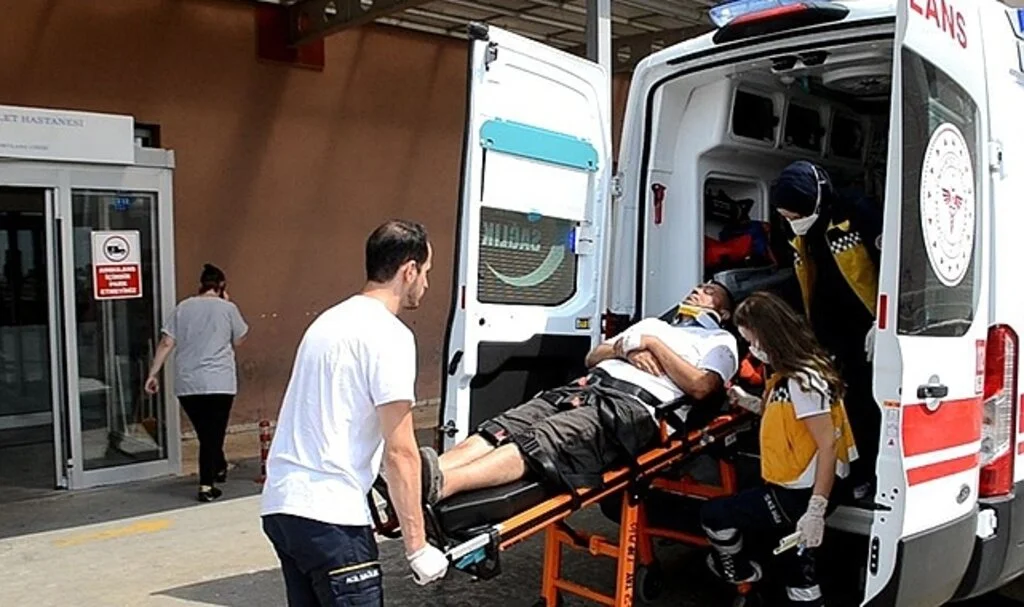 Kamyon kasasından düşen şoför yaralandı
