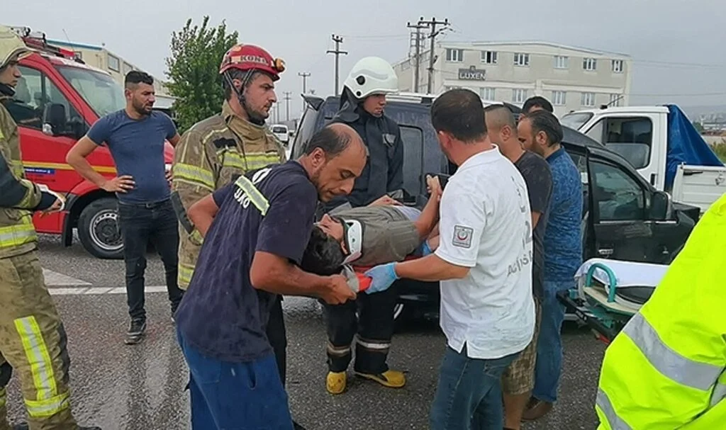 Kamyonet ile hafif ticari araç çarpıştı: 4 yaralı