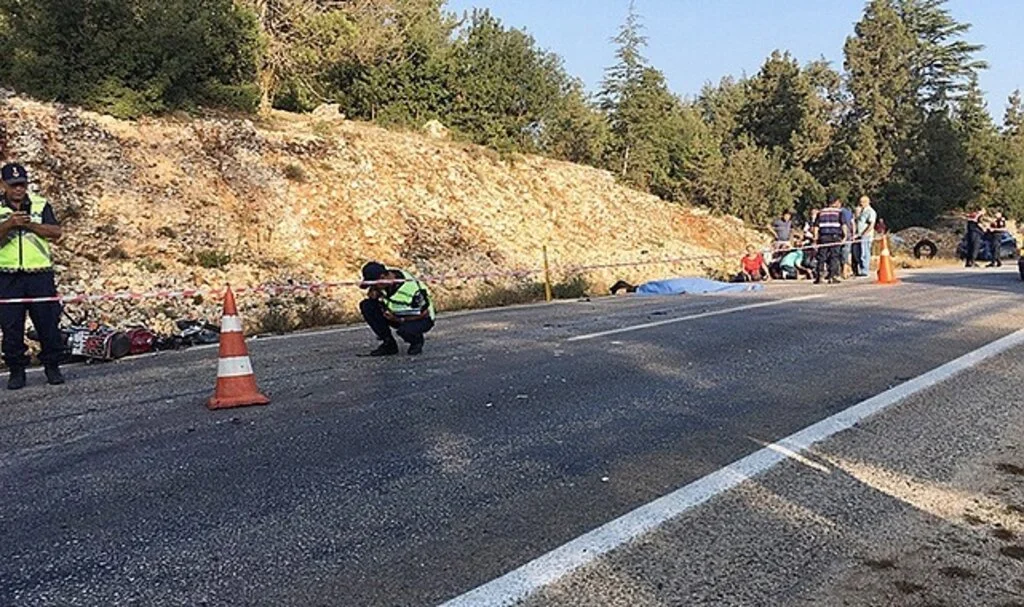 Kamyonet ile motosiklet çarpıştı: 1 ölü, 1 yaralı