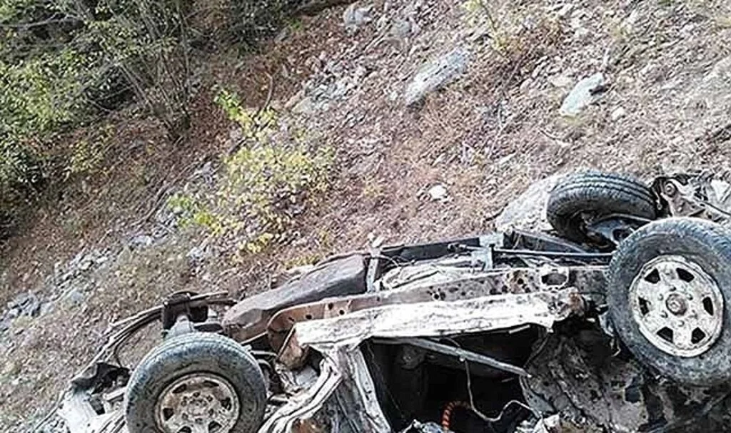 Kamyonet yağış nedeniyle uçurama yuvarlandı: 3 ölü