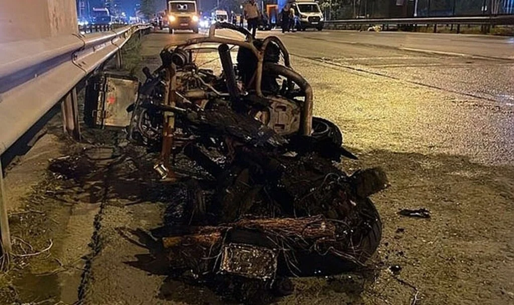 Kamyonete çarpan motosiklet yandı: 2 ölü