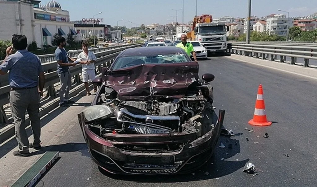 Kamyonetin üzerindeki tabela, otomobilin üzerine düştü