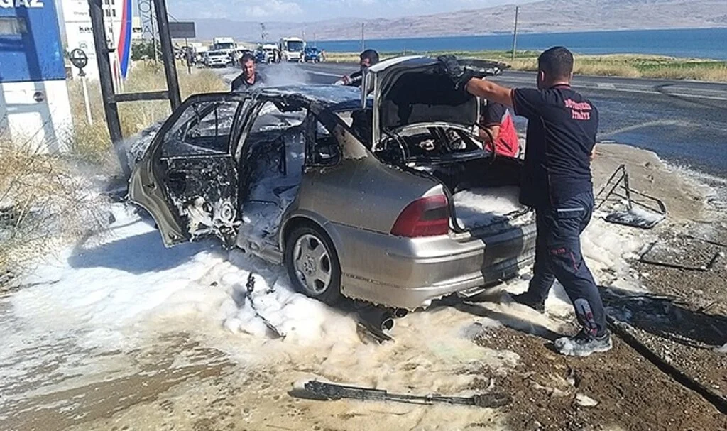 Kamyonetle çarpışan otomobil alev alev yandı