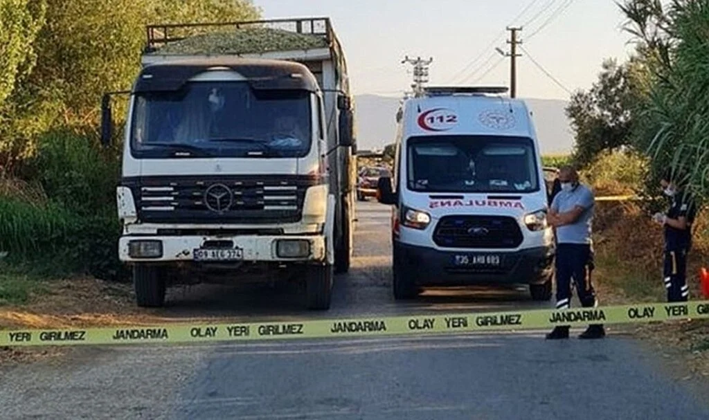 Kamyonetlerin arasında sıkışarak can verdi...
