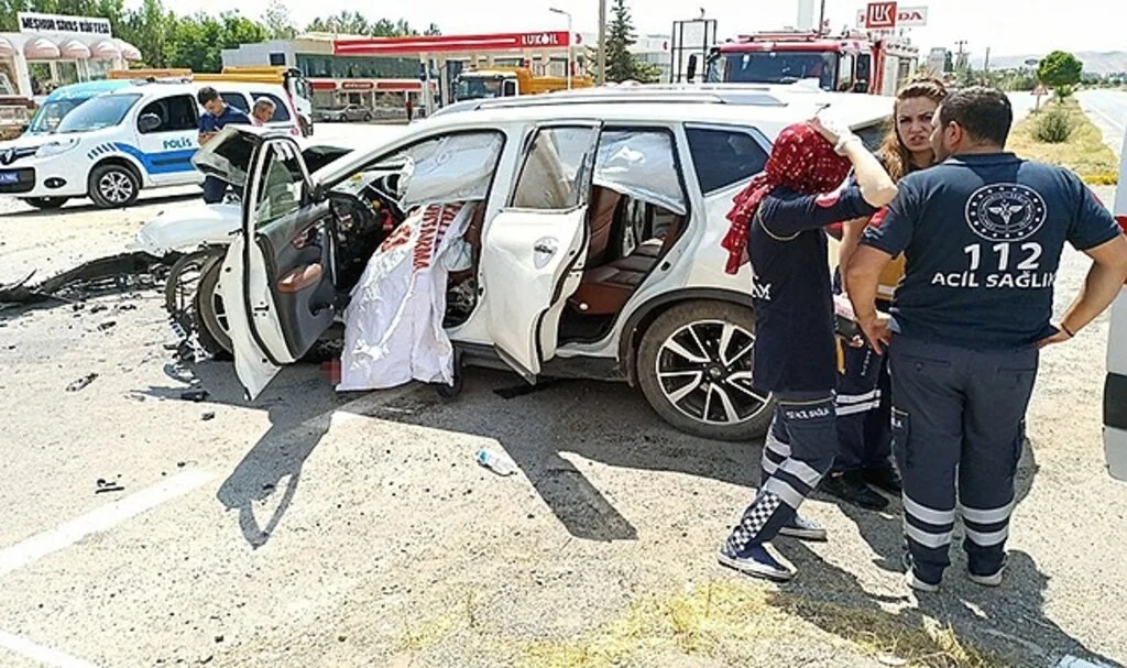 Kamyonla çarpışan otomobil hurdaya döndü: 1 ölü, 2 yaralı