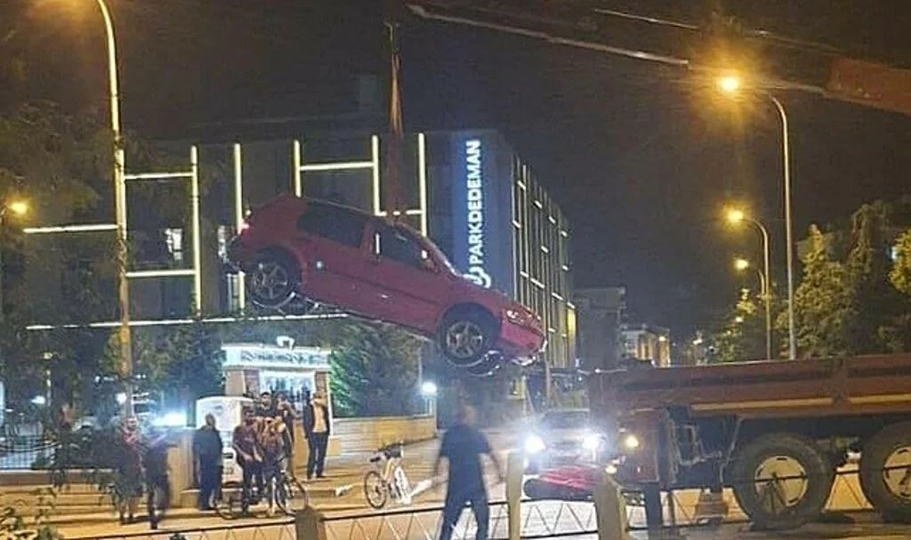 Kanala düşen aracın sürücüsü kazayı yara almadan atlattı