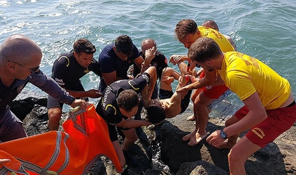 Karadeniz'de dalgalara kapılan genç dalgıç polisler tarafından kurtarıldı