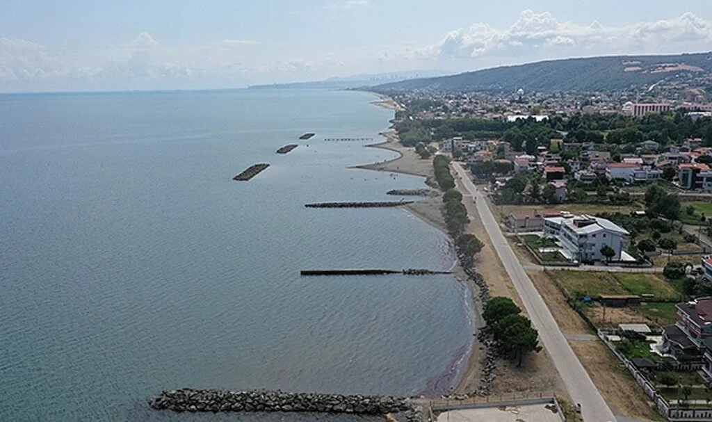  Karadeniz Samsun sahillerini yutmaya devam ediyor
