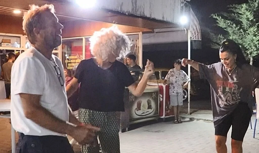 Karavanla Karadeniz turuna çıkan Hollandalı turistlere Ankara havası oynattılar