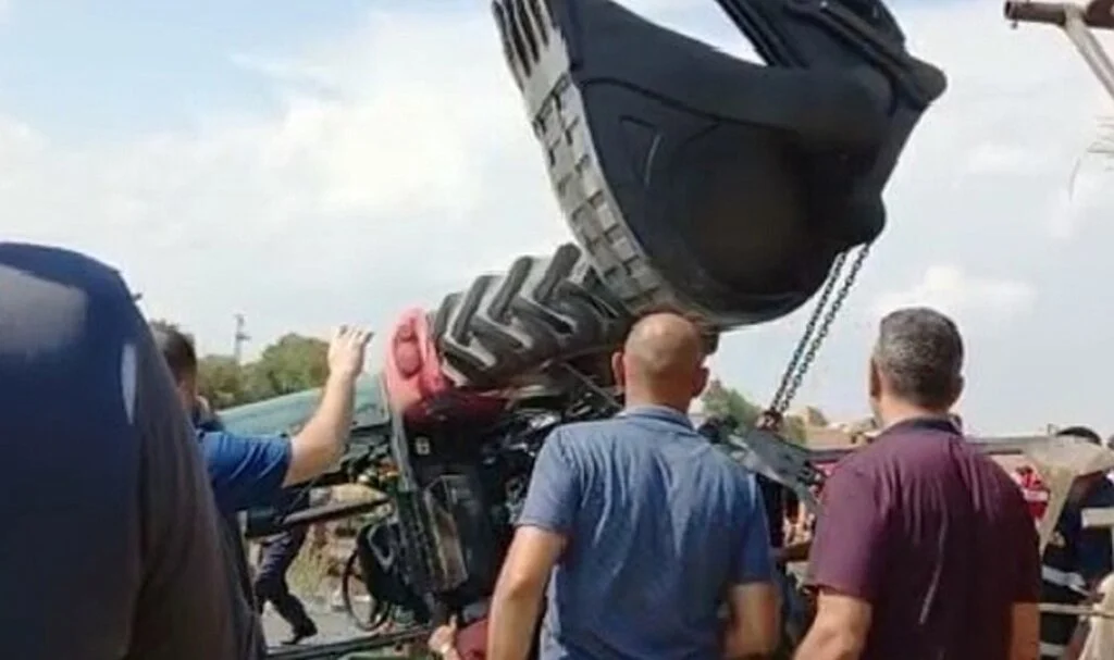 Kars’ta devrilen traktör altında can pazarı