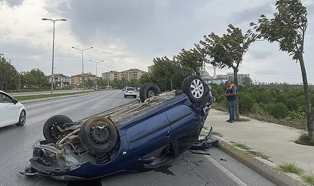 karşı yönden gelen araca çarpan araç takla attı: 1 yaralı