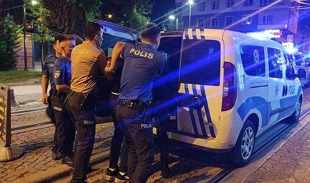 Kavgayı ayıran bekçilere bıçak çekildi, ortalık karıştı: 4 gözaltı