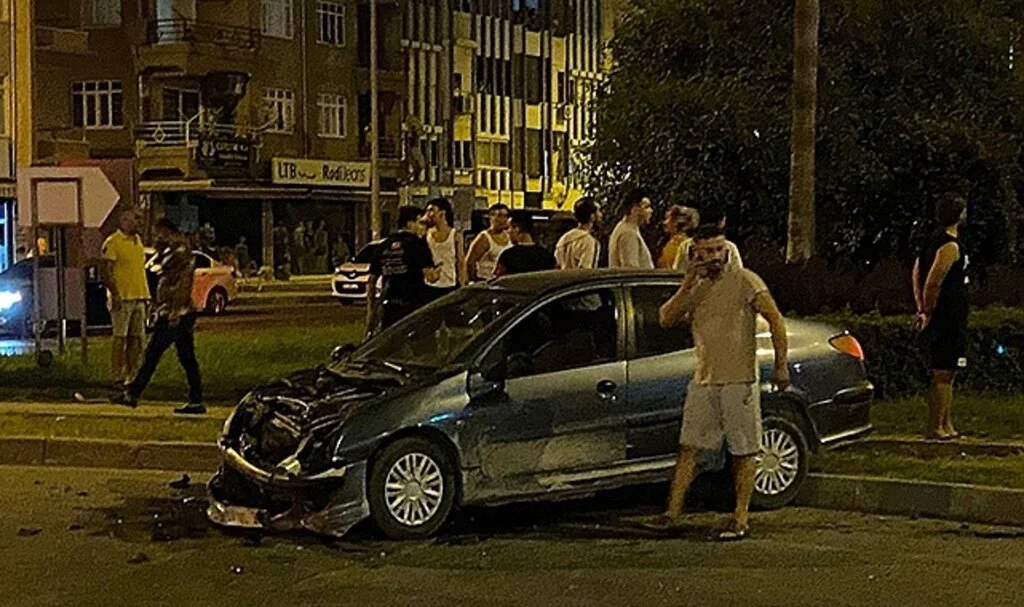 Kavşakta iki araç çarpıştı: 1 ölü, 1'i ağır 2 yaralı