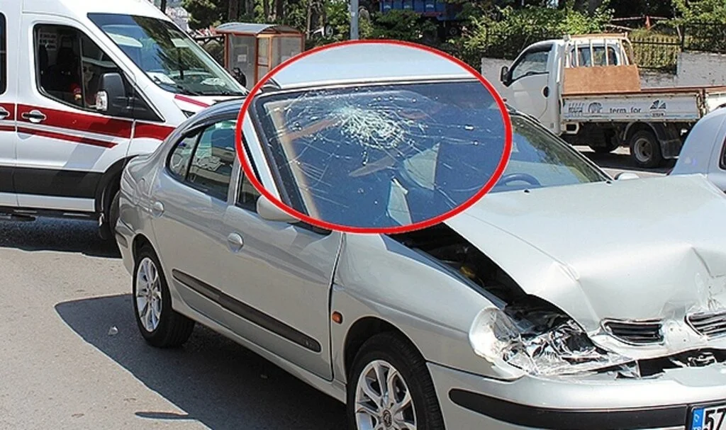 Kaza yapan araçta kafasını cama çarpan yolcu yaralandı