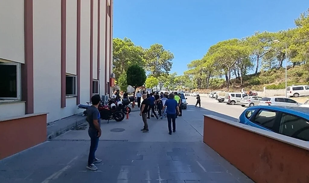 Kazada darp edildiler, tedavi için gittikleri hastanede bıçaklandılar