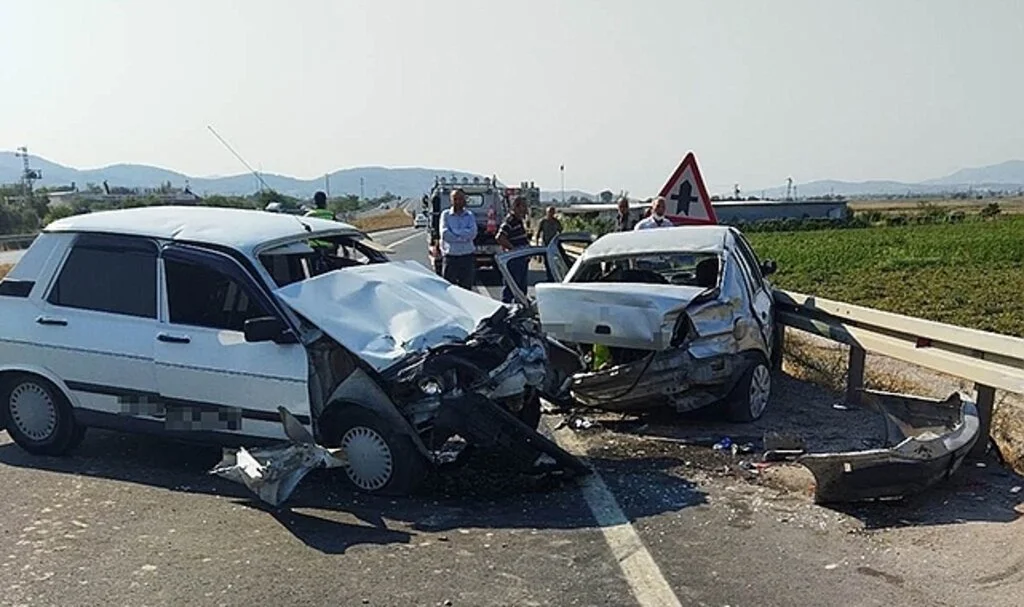 Kazaya sebep olan sürücü kaçtı: 2 yaralı