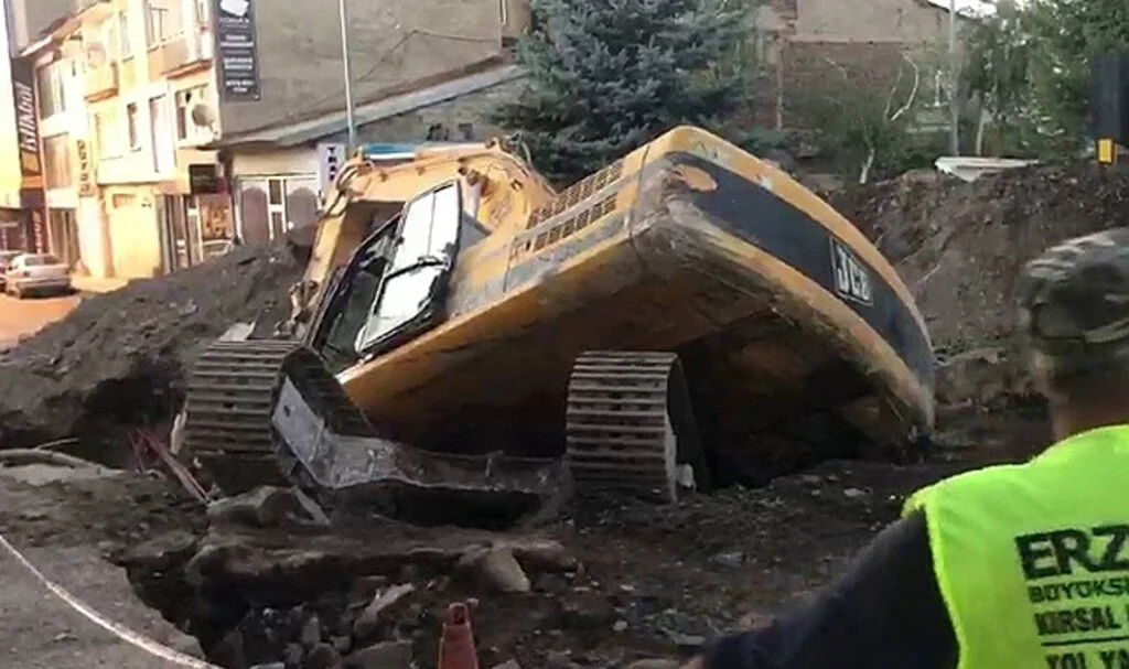 Kazı çalışması yapan iş makinesi yan yattı