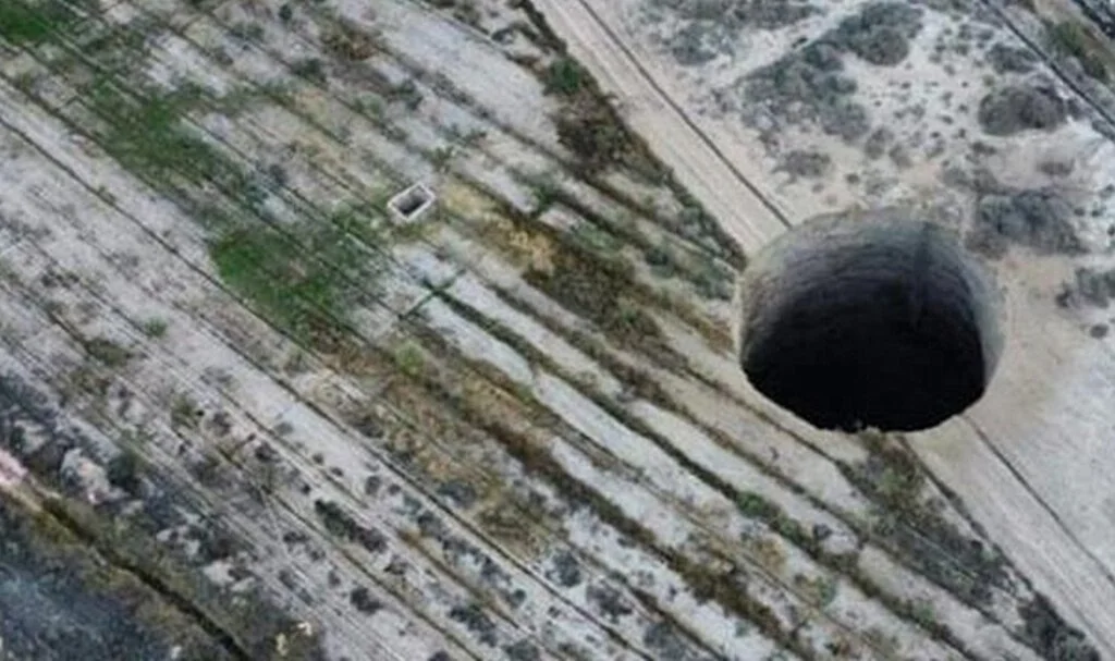 Kendiliğinden açılan 200 metre derinliğindeki dev çukur o bölgede büyük korku yarattı