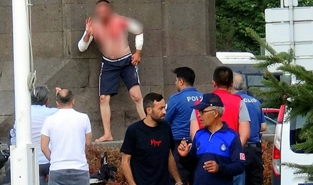 Kendine zarar veren şahsı polis etkisiz hale getirdi