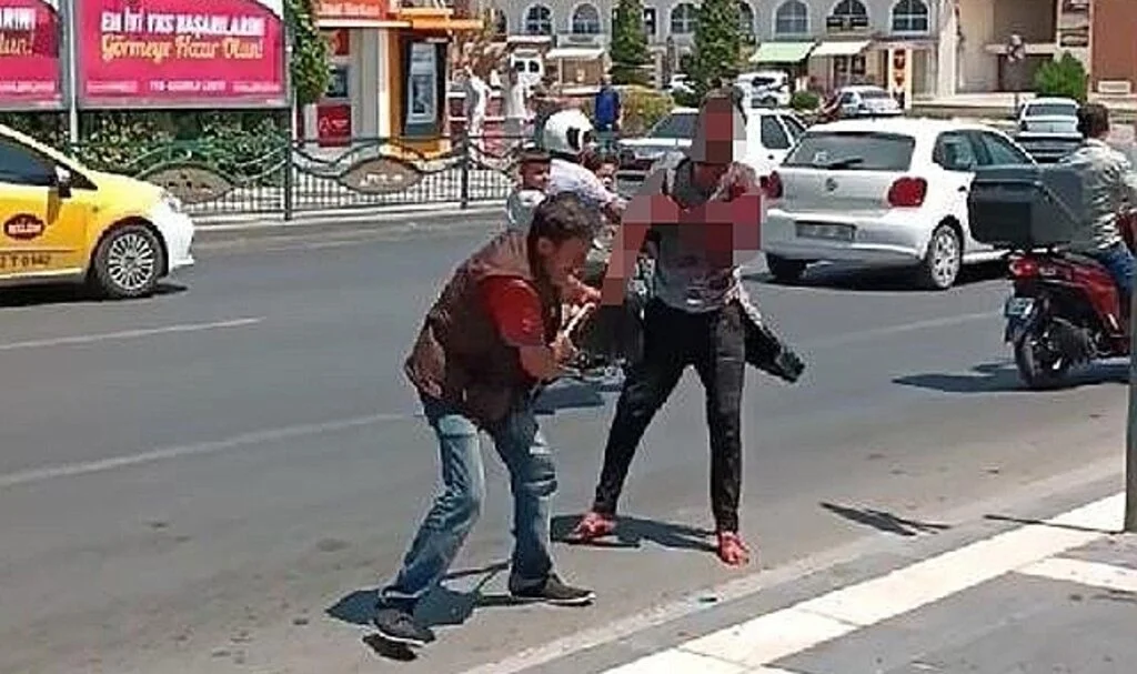 Kendini jiletleyip çevredekileri korkuttu, dövüp polise verdiler