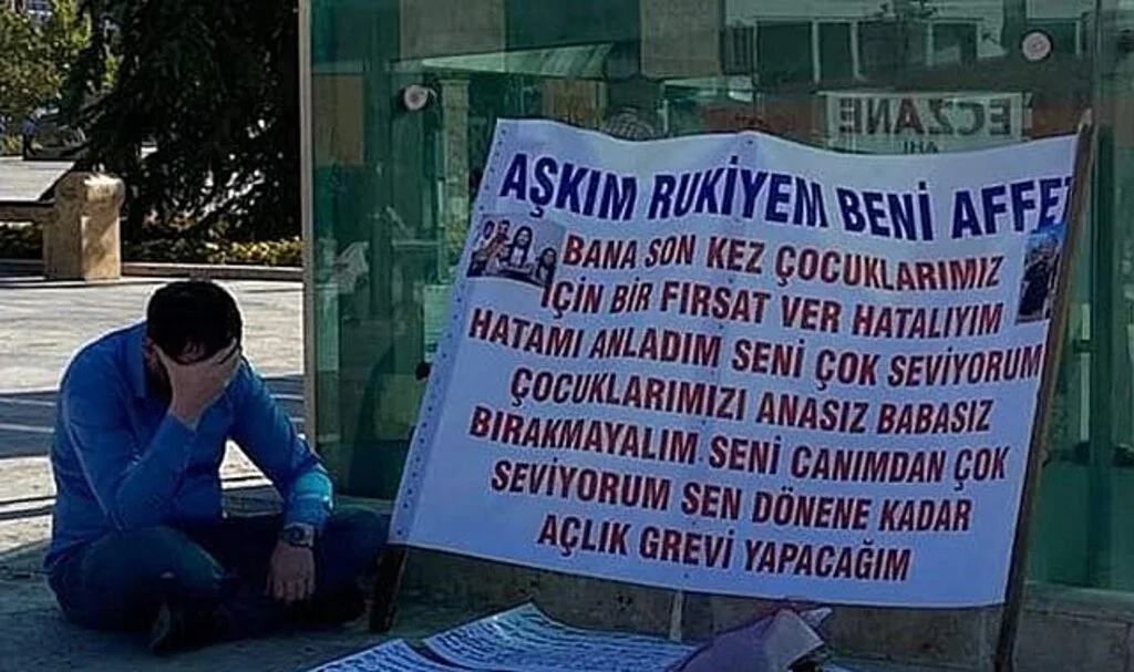 Kendisini terk eden eşine kent meydanında pankartlı özür