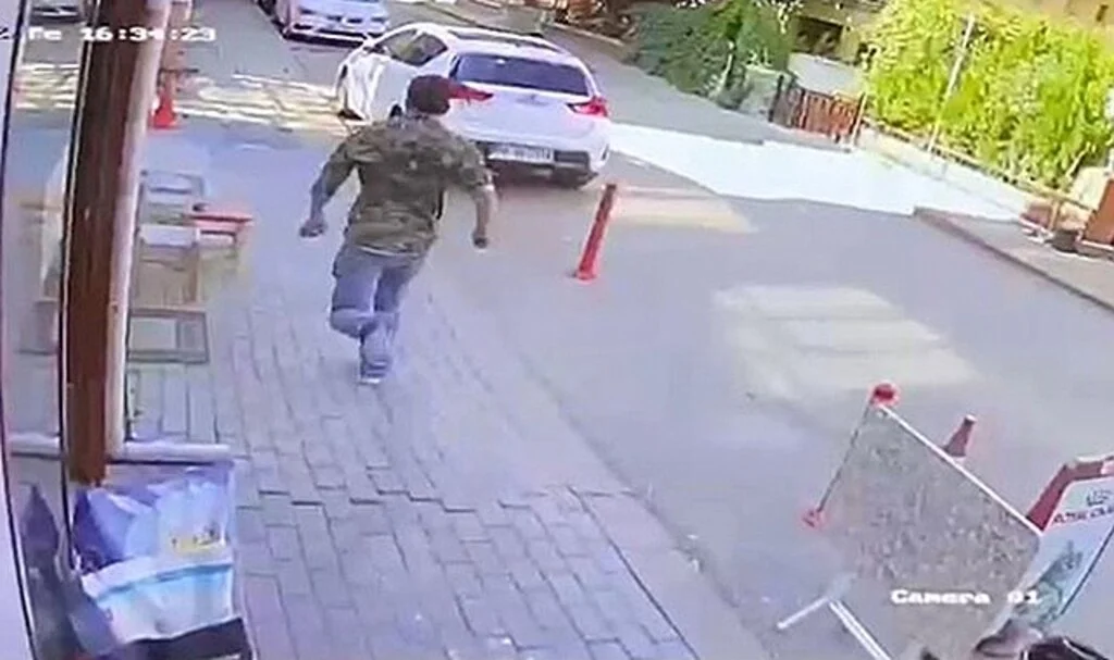 Komşu dükkanın önündeki trafik dubasını kaldırdığı için bıçaklanarak öldürüldü