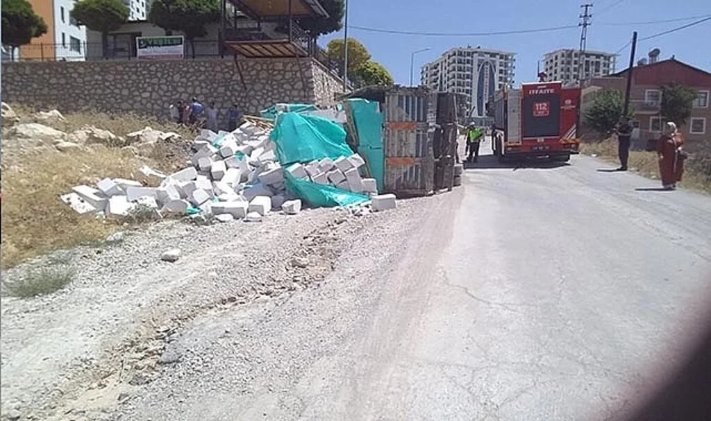 Kontrolden çıkan beton yüklü kamyon devrildi
