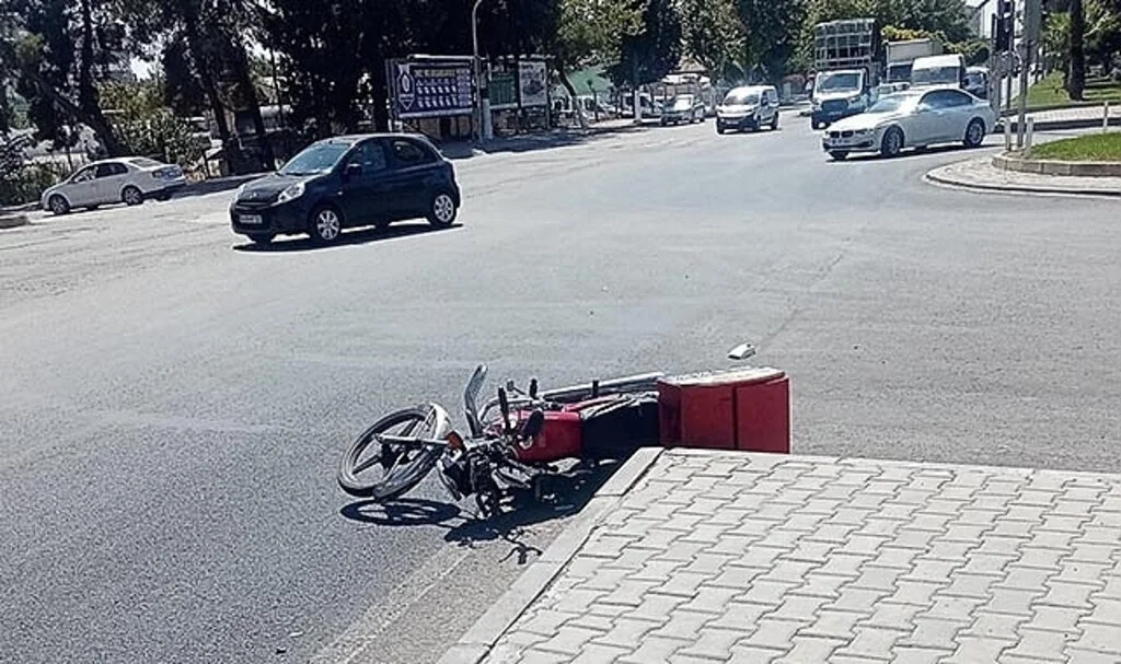 Kontrolden çıkan motosiklet devrildi: 1 yaralı
