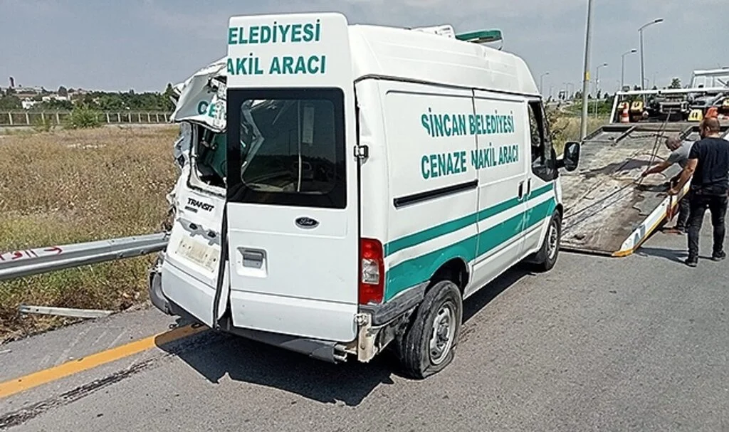 Kontrolden çıkan otomobil cenaze aracına çarptı: 2 yaralı