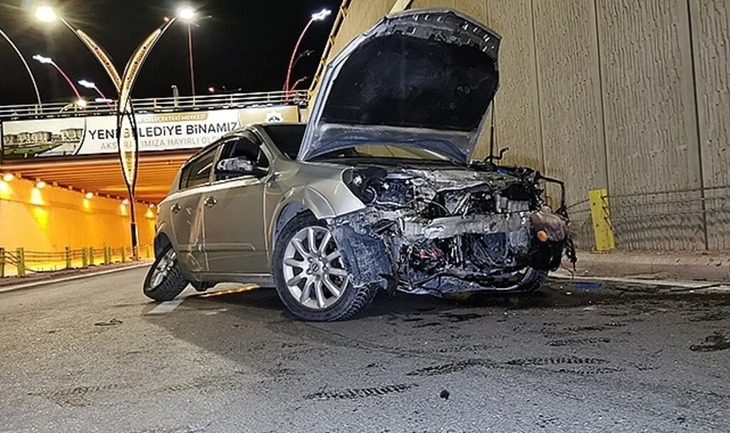 Kontrolden çıkan otomobil demir bariyerlere çarptı
