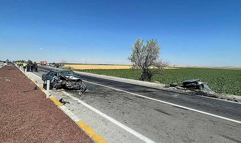 Kontrolden çıkan otomobil karşı şeritteki 3 araca çarptı: 1 ölü, 7 yaralı