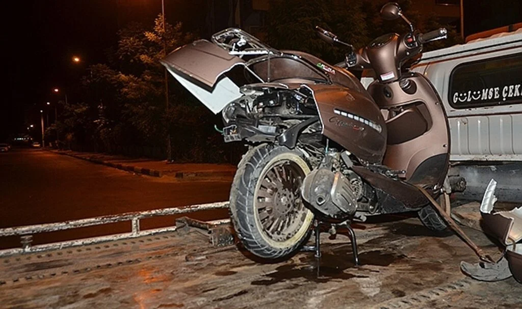 Kontrolden çıkan otomobil motosiklete çarptı: 1'i ağır 2 yaralı