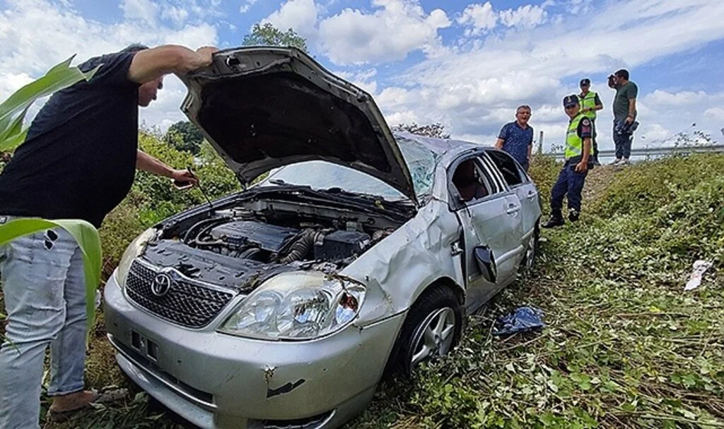 Kontrolden çıkan otomobil tarlaya uçtu: 1'i çocuk 3 yaralı